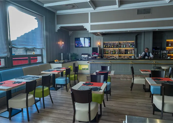 瓦尔德拉巴内斯皇宫酒店