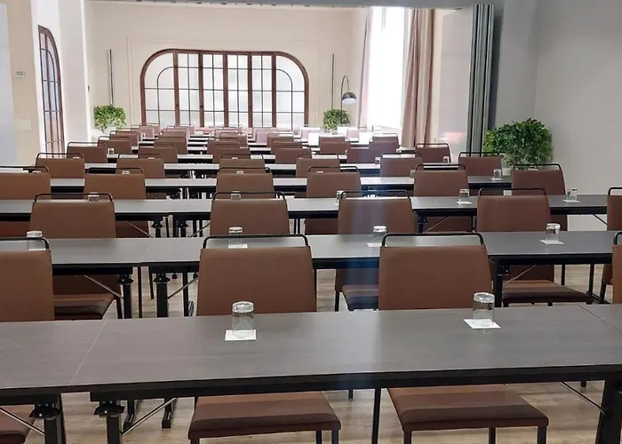 瓦尔德拉巴内斯皇宫酒店 4* Ávila