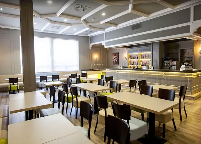 瓦尔德拉巴内斯皇宫酒店 4* Ávila